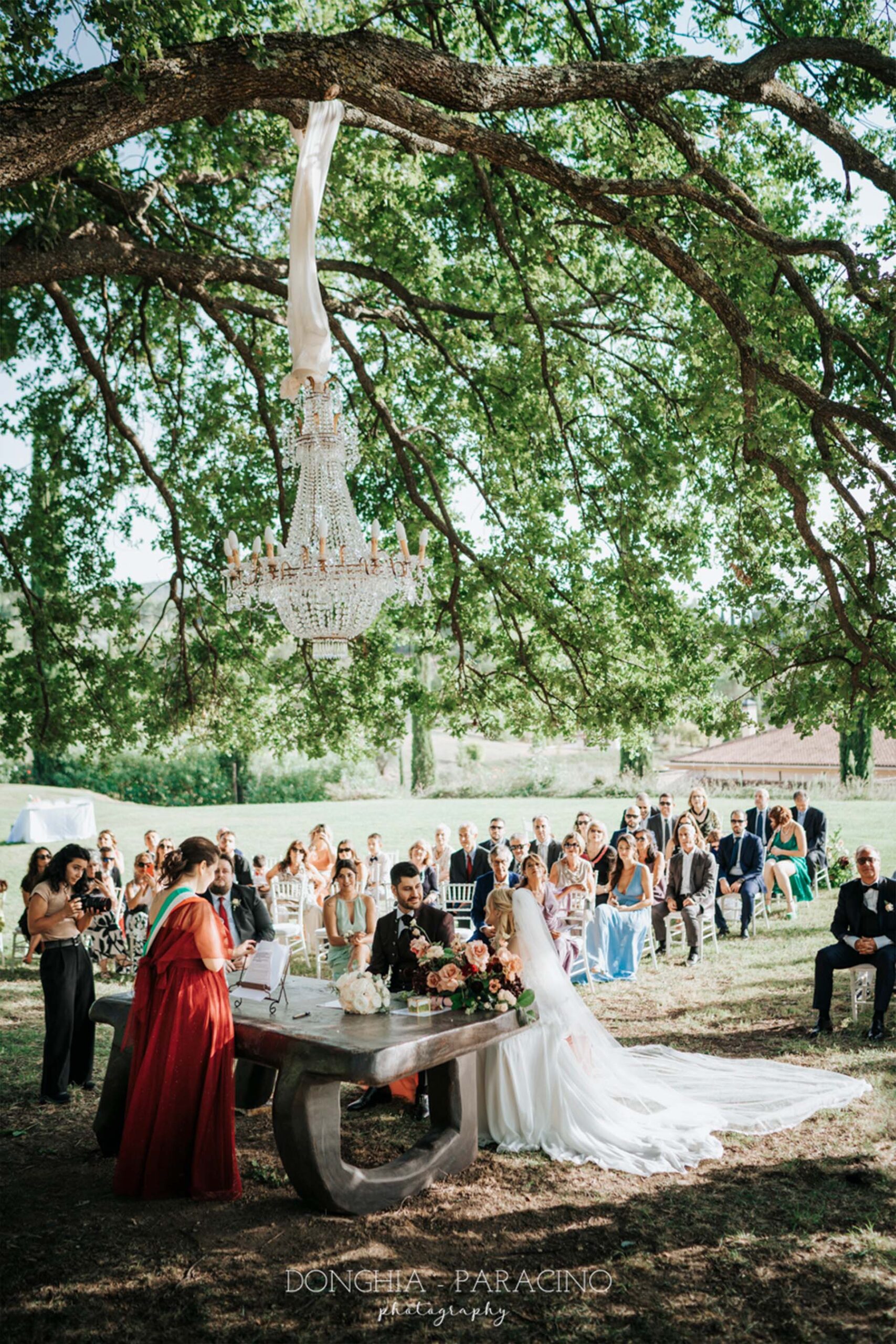 Cerimonia simbolica sotto un albero