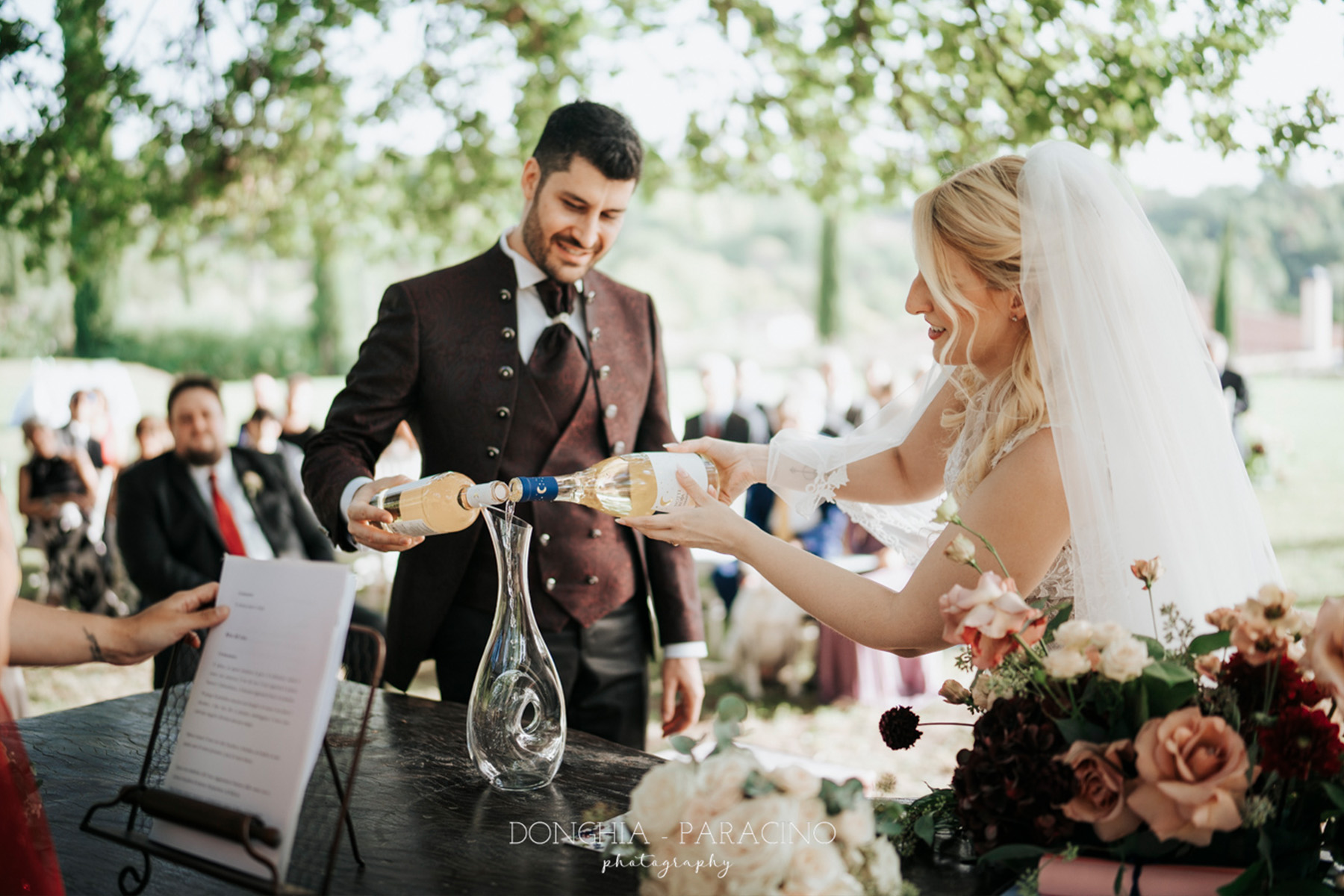 Cerimonia simbolica sotto un albero
