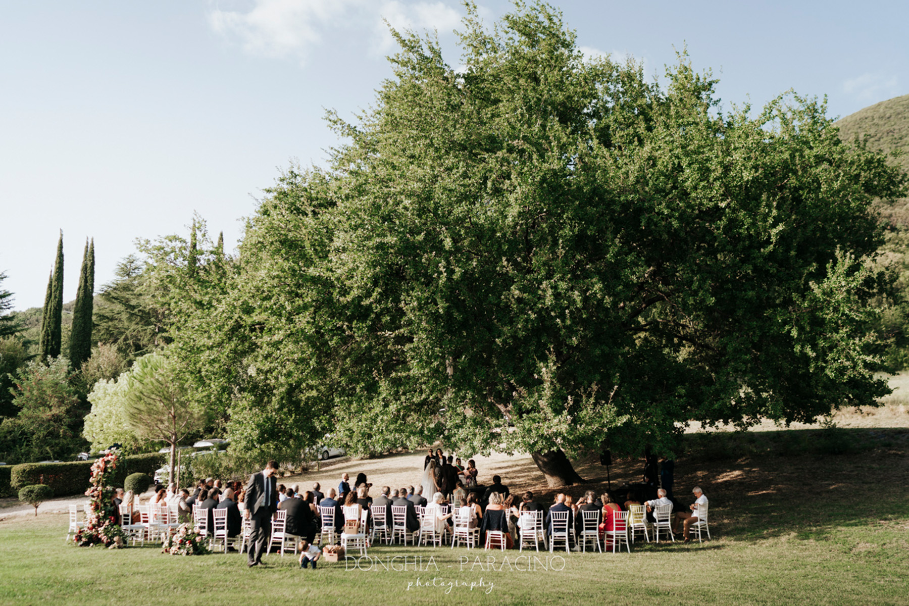 Cerimonia simbolica sotto un albero
