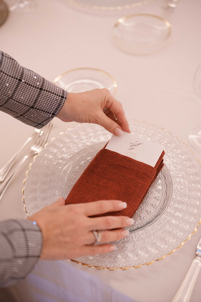 Organizzatrice eventi Roma: trasformo banchetti in esperienze sensoriali tra gastronomia d’eccellenza e una regia impeccabile di vino, ritmo e atmosfera